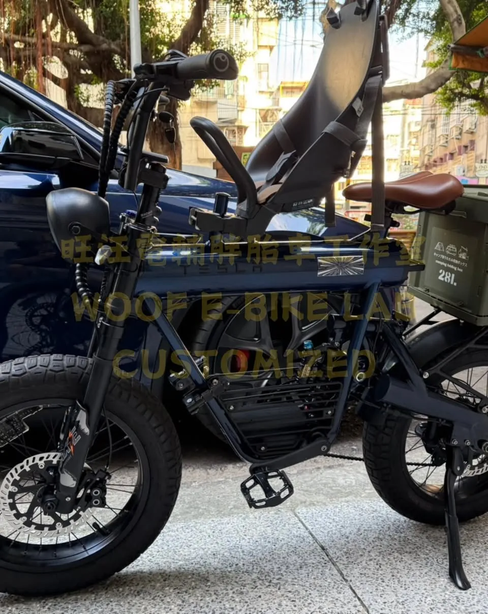 重新烤成海軍藍的 COSWHEEL T20 停在同色 Tesla 旁邊
