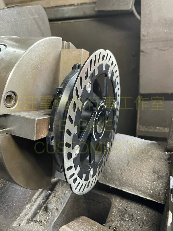 用車床加工碟盤座，讓浮動碟可以對位後輪馬達