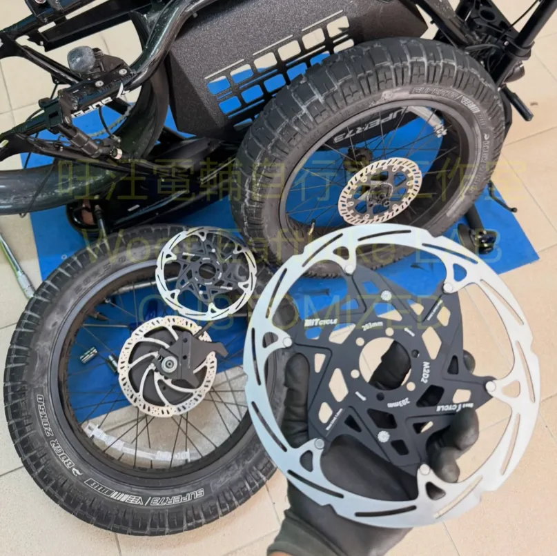 手持 KONIG M2D 203mm 浮動碟盤，與後方原廠碟盤比較