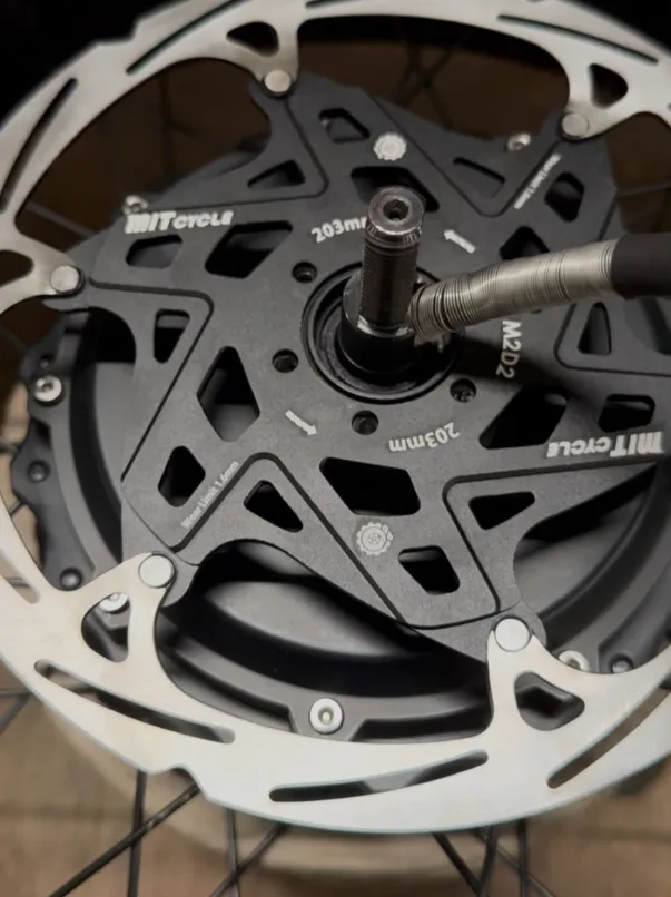 KONIG M2D 浮動碟盤直接鎖在後輪輪轂馬達上，不需墊片