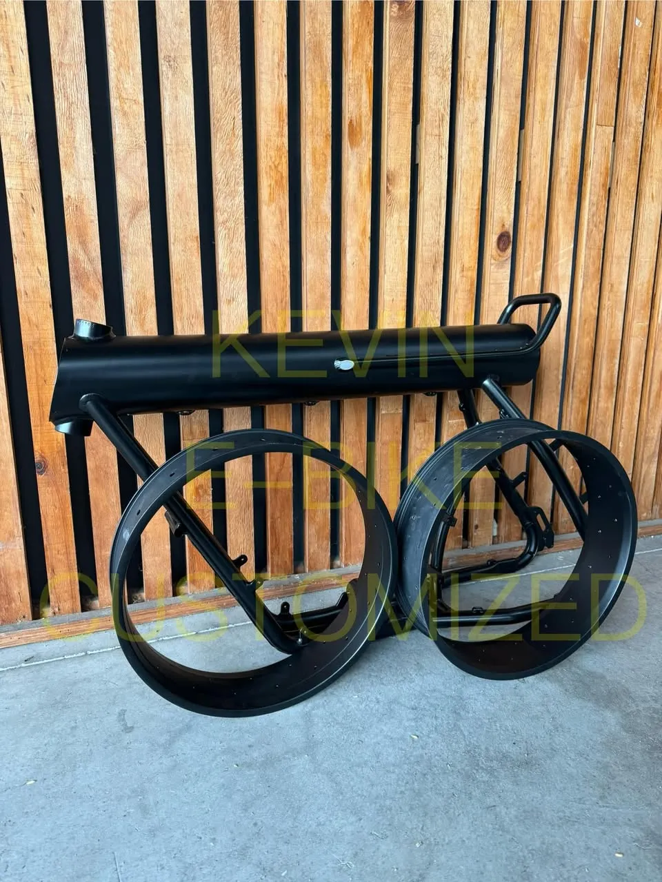改成霧黑色的 COSWHEEL CT20 車架與輪圈