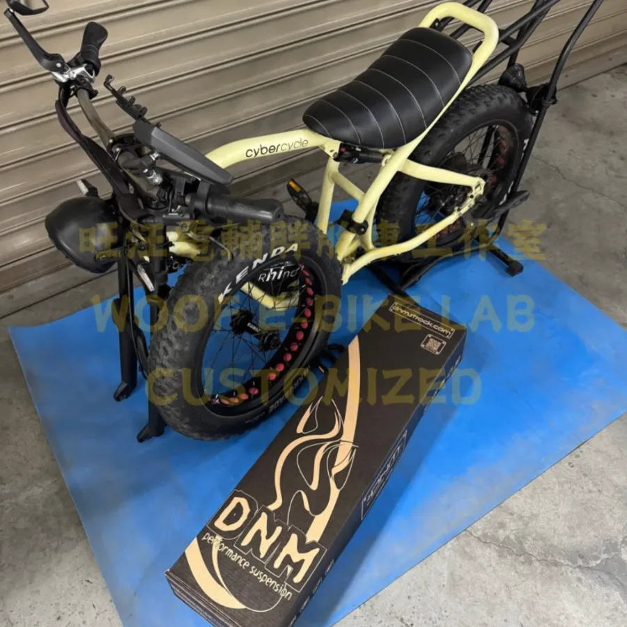 DNM performance suspension 前叉包裝盒放在拆下前叉的犀牛電輔車旁
