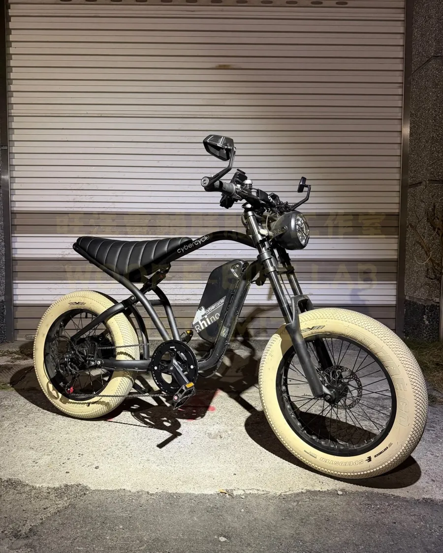 黑色 CYBERCYCLE Rhino 換上 VEE Tire 奶油色胖胎
