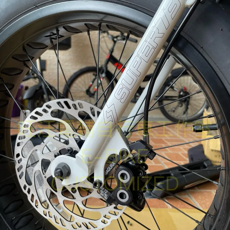 SUPER73 S1 前輪升級 Magura 四活塞煞車卡鉗特寫