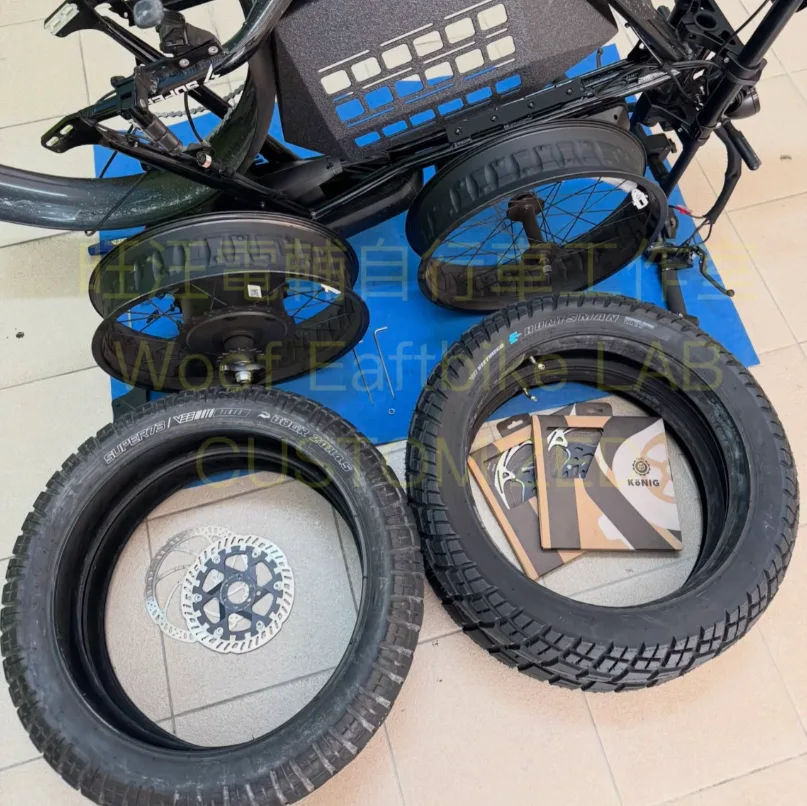 SUPER73 S2 原廠輪胎與 VEE E-Huntsman 新胎、KONIG 浮動碟盤包裝並排