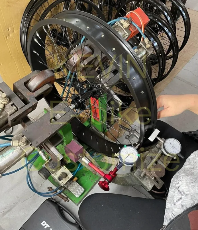 胖胎輪組在校正台上用百分表量測偏擺